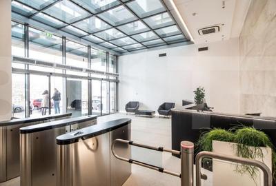 Spațiu comercial, de 1,500 mp, în Central - 4