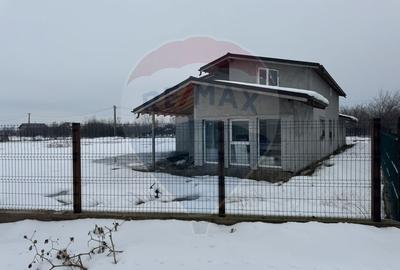 Casă cu 6 camere cu Teren 2952 Mp în Colceag - 1