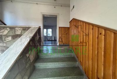 Casa cu 2 apartamente si teren generos-zona centrala, potential excelent! - 7