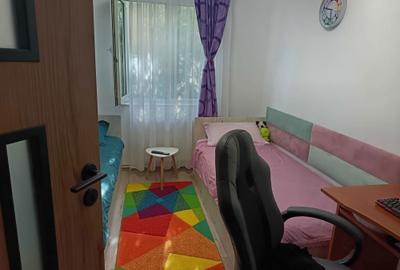 Apartament cu 3 camere semidecomandat în Central