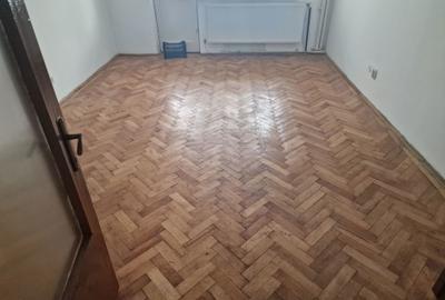 Apartament cu 3 camere semidecomandat în Mărăței