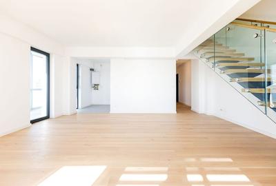 Penthouse cu 4 camere decomandat în Complex Studențesc