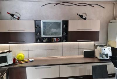 Apartament cu 4 camere decomandat în Tractorul - 10