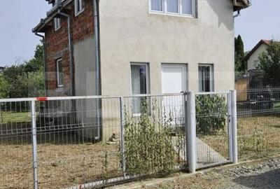 Casa , 37 mp utili/nivel , teren 500 mp, zona Bercu Rosu .