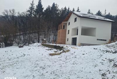 Casă cu 8 camere cu Teren 1000 Mp în Bujoreni - 2