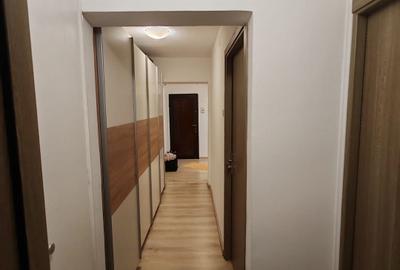 Apartament 4 camere, 2 bai. Blocul este din 1986 parter strada Soldat Croitoru V - 5