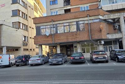 Inchiriez spatiu comercial 40 mp,central,str.G-ral Magheru,langa BCR,Ramnicu Valcea,550 euro. - 2