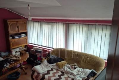 Apartament cu 3 camere semidecomandat, mobilat în Central