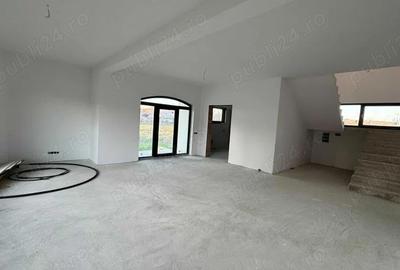 Casă cu 4 camere cu Teren 700 Mp în Central - 1