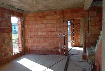 Casă cu Teren 250 Mp în Chișoda - 2