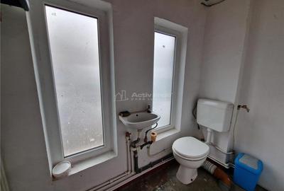 Spațiu comercial, de 50 mp, în Central - 8