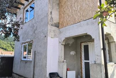 Casa renovata in Preluci la 12 Km de Comanesti , fantana si centrala proprie - 19