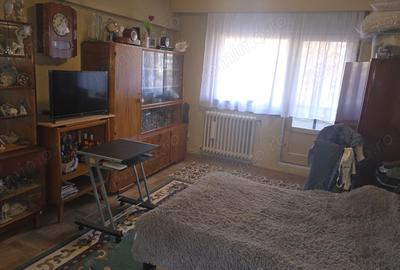 Apartament cu 3 camere decomandat în 22 Decembrie - 17
