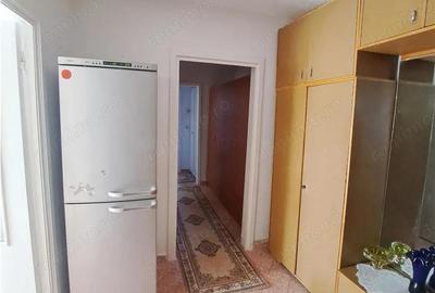 Apartament cu 3 camere decomandat în Girocului