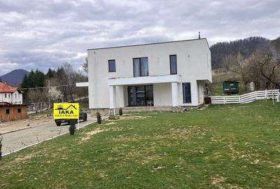 Casă cu Teren 3000 Mp în Central