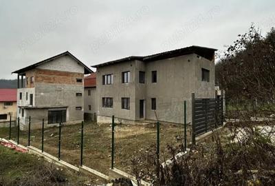 Casă cu Teren 374 Mp în Central - 1