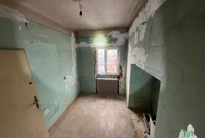 2 garsoniere adiacente la rosu pe Calea Grivitei, etaj 4 - 16