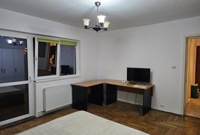 De inchiriat apartament cu trei camere , decomandat cu centrala proprie , etaj 1 - 1