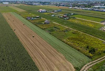 Teren de 4350 mp, în Stupini