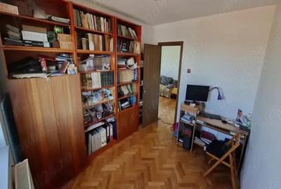 De vanzare apartament cu 3 camere, decomandat, situat in zona Lunei . Apartamentul se afla la etajul - 2