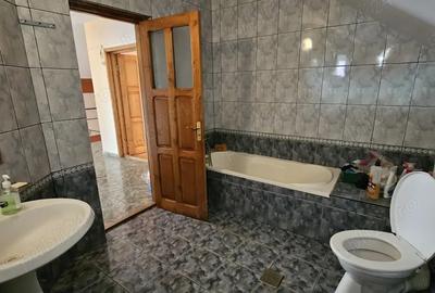 Casa spa?ioasa cu 4 camere, situata in zona centrala Pitesti, la 1 minut de Padurea Trivale Casa spa?ioasa cu 4 camere, situata in zona centrala Pitesti, la 1 minut de Padurea Trivale - 8