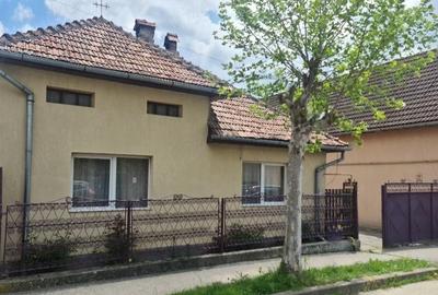 Casă individuală cu 3 camere cu Canalizare în Central - 1