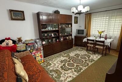 Apartament cu 3 camere decomandat în Nicolina