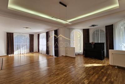 Casă individuală cu 7 camere cu Piscina în Central