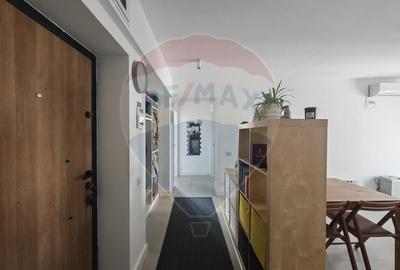 Apartament cu 3 camere semidecomandat, mobilat în Nord