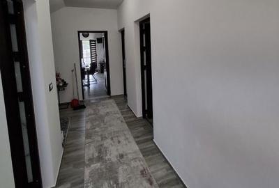 Casă cu 4 camere în Șișești - 2