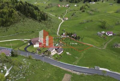 Teren Fundata cu vedere la muntii Bucegi - 4