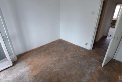 3 camere, intre Gara de Nord si Basarab, B-dul Dinicu Golescu, nr 39 - 24