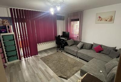 Apartament cu 2 camere decomandat în Tractorul