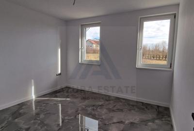 Duplex cu 5 camere cu Canalizare în Cristian - 2