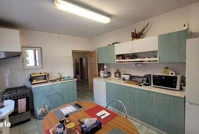 Casă cu 4 camere cu Teren 200 Mp în Central