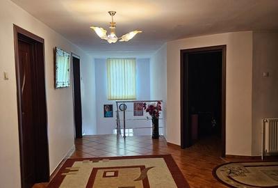 Casă cu 6 camere cu Teren 800 Mp în Calea București - 1
