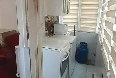 Vand garsoniera in zona decebal la etajul 1 - 1