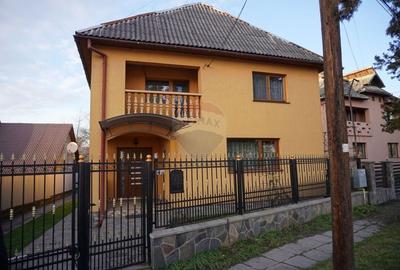 Casă cu 4 camere cu Teren 900 Mp în Est