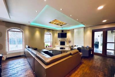 Casă cu 7 camere cu Teren 1100 Mp în Central - 1