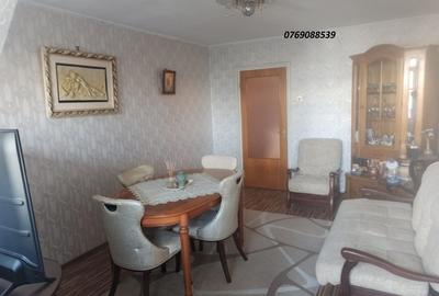 Apartament cu 3 camere decomandat în Drumul Taberei