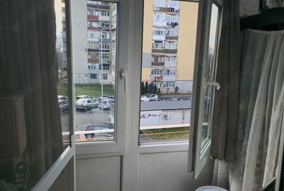 Apartament cu 3 camere semidecomandat în 9 Mai - 2