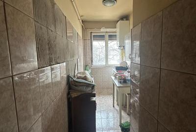 Apartament cu 3 camere semidecomandat în Dacia