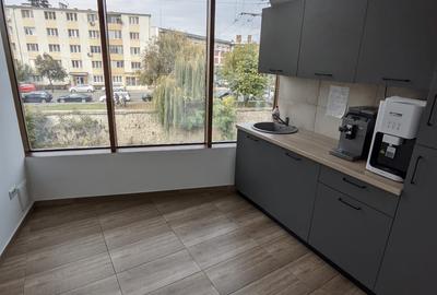 Spațiu comercial de închiriat, 350 mp, Piața Mihai Viteazul - 12
