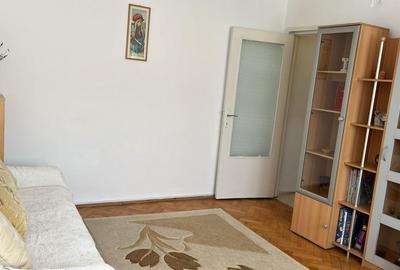 Pe frumoasa strada Platanilor, renumita pentru zona inverzita din jurul blocului - 6