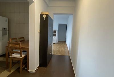 Apartament cu 3 camere semidecomandat în Berceni