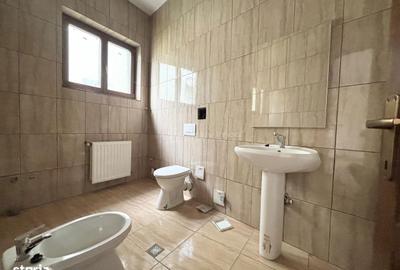 Casă cu 10 camere cu Teren 211 Mp în Central - 8