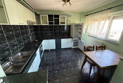 Apartament cu 4 camere decomandat în Micro 17