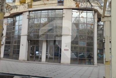 Vand Spatiu pe bd. Unirii stradal, spatiu pretabil club, bar sau clinica