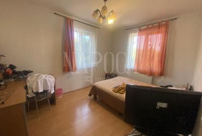 Casă individuală cu 8 camere cu Canalizare în Iris