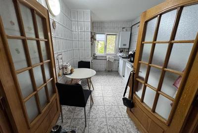 3 camere, etaj 3 cu acoperis, 2 balcoane , 2 bai, zona centrala - 2